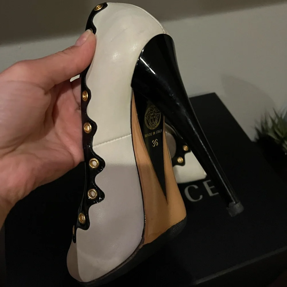 Beautiful white Versace heels 👠 - Picture 3 of 7